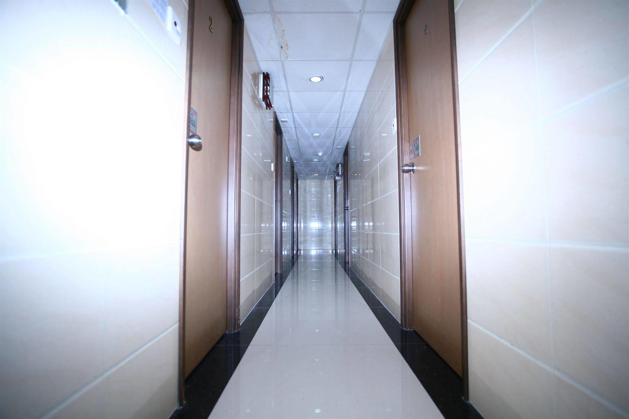 H K Commercial Inn Цзюлун Экстерьер фото